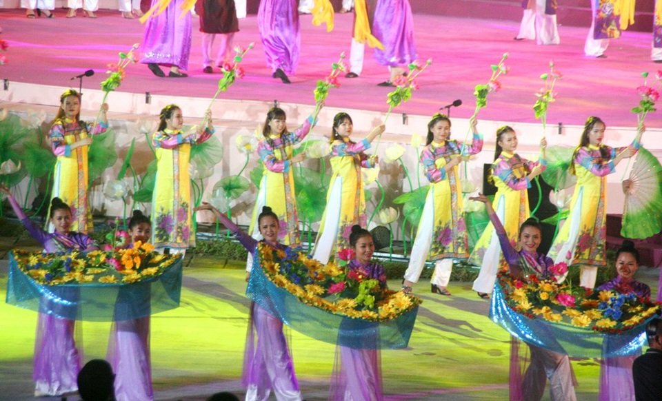 Pháo hoa rực rỡ trong đêm khai mạc Festival Huế 2018 - 4 Tiết mục mở đầu Khúc giao hòa ngày hội