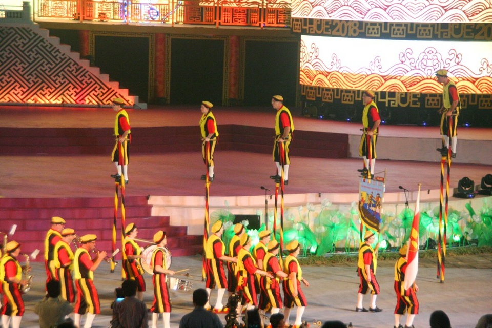 Pháo hoa rực rỡ trong đêm khai mạc Festival Huế 2018 - 24 Đoàn cà kheo của Bỉ