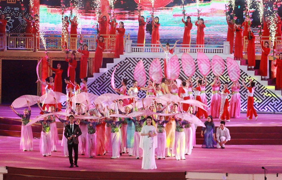 Pháo hoa rực rỡ trong đêm khai mạc Festival Huế 2018 - 25 Tiết mục cuối cùng Tỏa sáng cùng Festival Huế do Ca sĩ Lê Anh Dũng – Tân Nhàn cùng dàn hợp ca