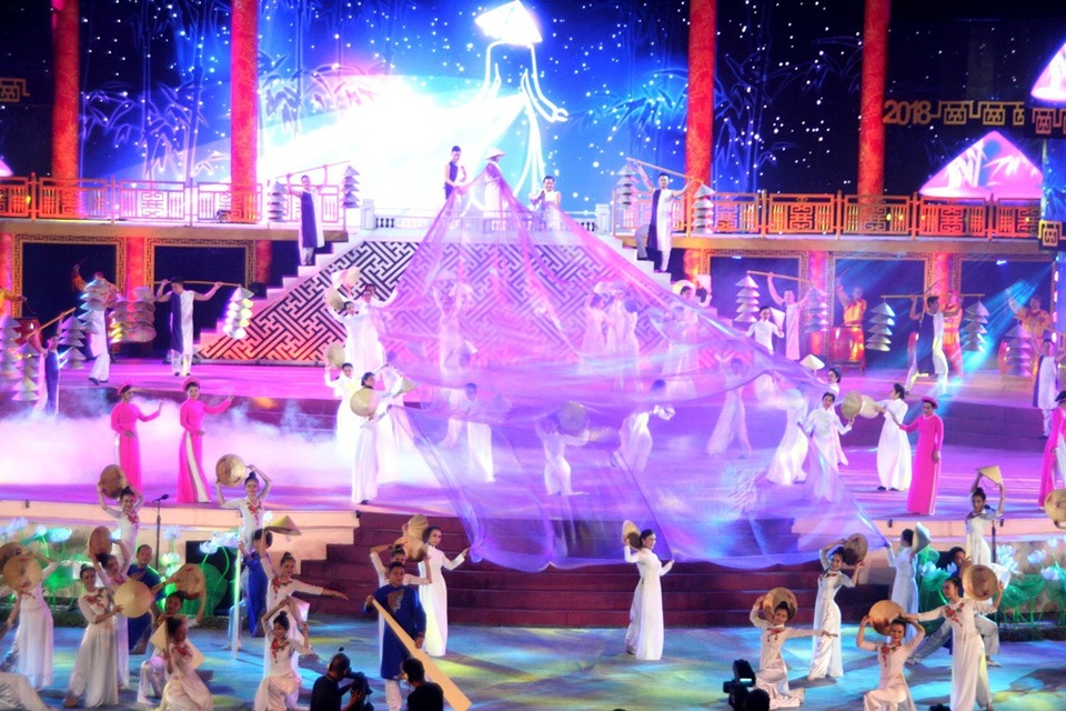 Pháo hoa rực rỡ trong đêm khai mạc Festival Huế 2018 - 8 Hát múa Nón bài thơ – Tà áo dài xứ Huế