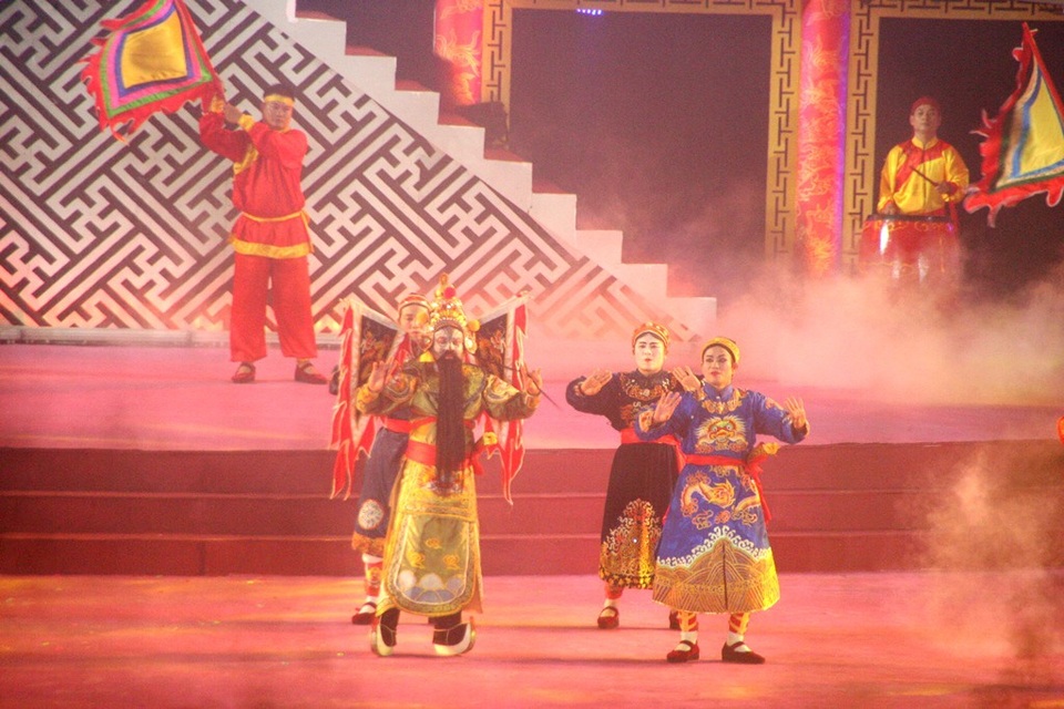 Pháo hoa rực rỡ trong đêm khai mạc Festival Huế 2018 - 9 Nghinh Hội Đăng Đàn với nhiều hình tượng trong tuồng cổ Hát Bội tại Huế được tái hiện