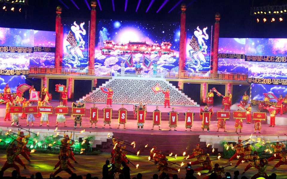 Pháo hoa rực rỡ trong đêm khai mạc Festival Huế 2018 - 10 Dòng chữ Welcome to Hue Festival 2018 (dịch Chào mừng đến với Festival Huế 2018)