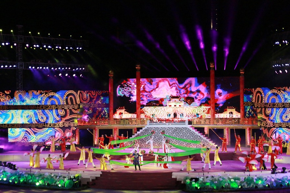 Pháo hoa rực rỡ trong đêm khai mạc Festival Huế 2018 - 12 Ngàn năm Thăng Long Hà Nội qua sự thể hiện Ca sĩ Lê Anh Dũng & Nhà hát Ca múa nhạc Việt Bắc