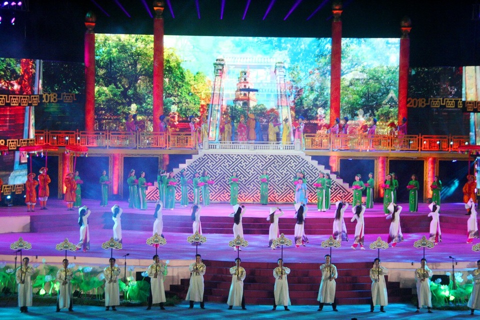 Pháo hoa rực rỡ trong đêm khai mạc Festival Huế 2018 - 14 Hát múa Rất Huế dưới phần trình bày ca sĩ Tân Nhàn