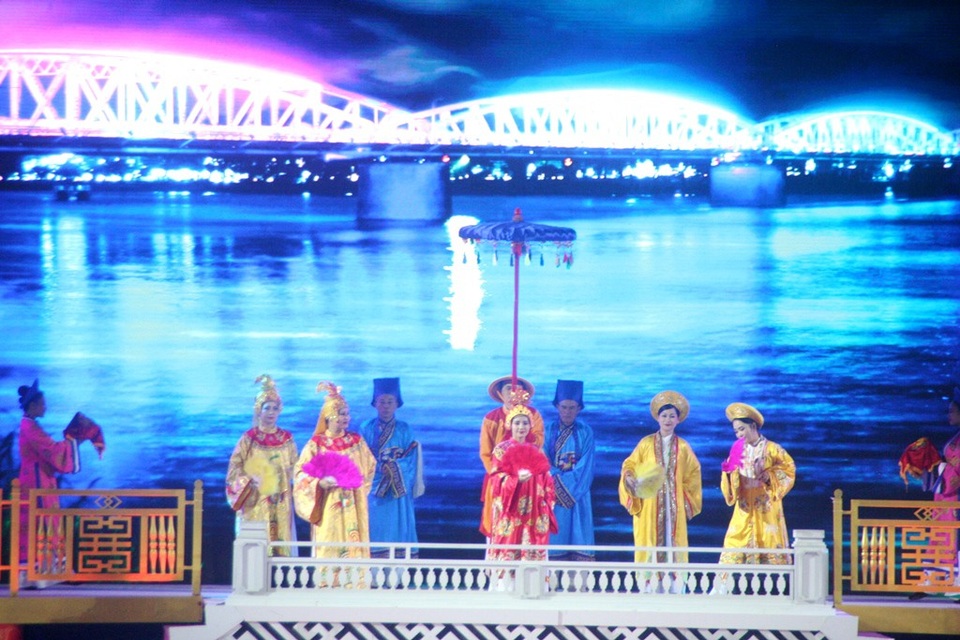 Pháo hoa rực rỡ trong đêm khai mạc Festival Huế 2018 - 15 Khung cảnh cung đình vàng son xứ Huế được tái hiện trên dòng sông Hương