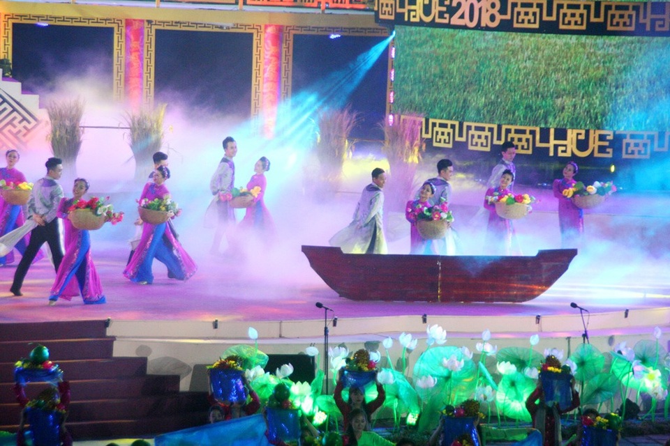 Pháo hoa rực rỡ trong đêm khai mạc Festival Huế 2018 - 16 Pháo hoa rực rỡ trong đêm khai mạc Festival Huế 2018 - 16
