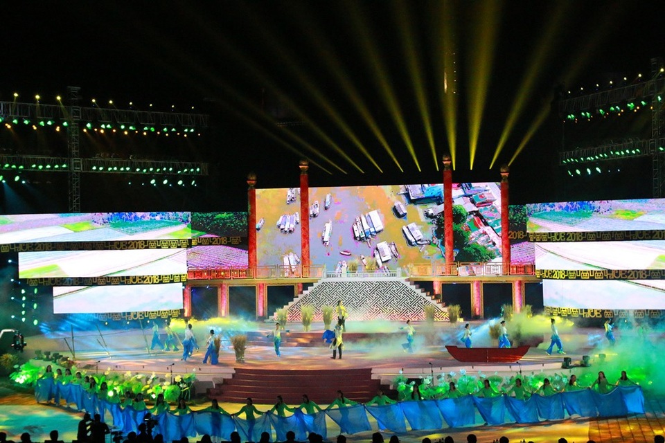 Pháo hoa rực rỡ trong đêm khai mạc Festival Huế 2018 - 17 Liên khúc Chiếc áo bà ba – Về miền Tây do Ca sĩ Hà Vân và Nhà hát Ca múa nhạc dân tộc Bông Sen thực hiện