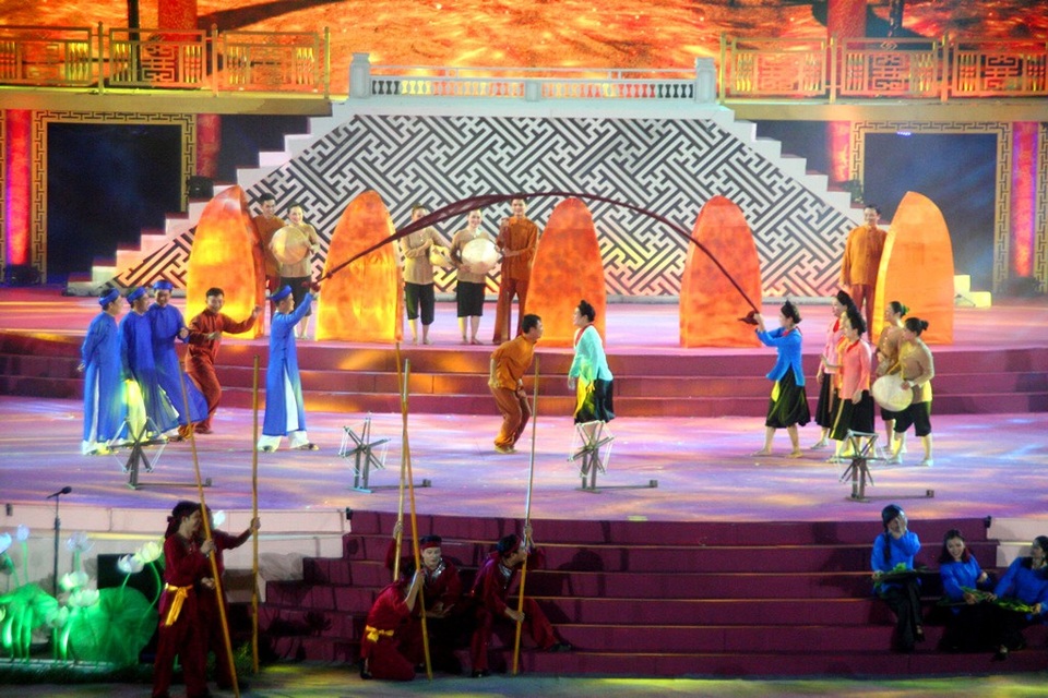 Pháo hoa rực rỡ trong đêm khai mạc Festival Huế 2018 - 13 Hát múa Ân tình xứ Nghệ của Trung tâm Bảo tồn và Phát huy Dân ca xứ Nghệ