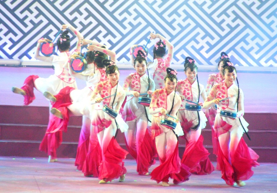 Pháo hoa rực rỡ trong đêm khai mạc Festival Huế 2018 - 20 Đoàn nghệ thuật Chiết Giang Trung Quốc với những điệu múa nhanh và tuyệt đẹp