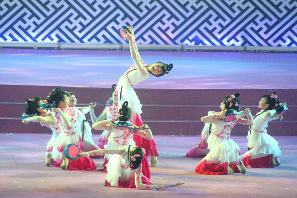 Pháo hoa rực rỡ trong đêm khai mạc Festival Huế 2018 - 21 Pháo hoa rực rỡ trong đêm khai mạc Festival Huế 2018 - 21