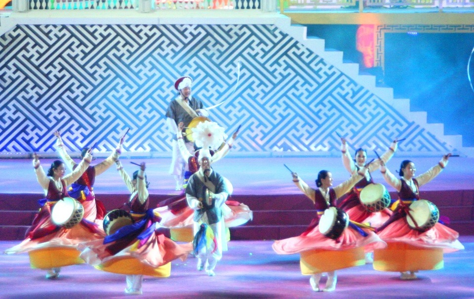 Pháo hoa rực rỡ trong đêm khai mạc Festival Huế 2018 - 22 Đoàn Yun Myung Hwa & E-sang của Hàn Quốc