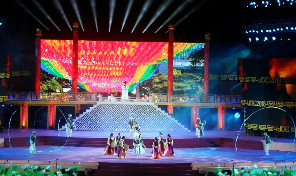 Pháo hoa rực rỡ trong đêm khai mạc Festival Huế 2018 - 23 Với tiếng kèn, trống, những cái lắc đầu tạo nên chuyển động dải lụa, đoàn Hàn Quốc được tán dương