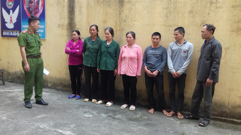 Bắt giữ hàng chục phụ nữ sát phạt trên chiếu bạc - 2 7 đối tượng đánh bạc trong phòng ngủ nhà đối tượng Vi Văn Hậu