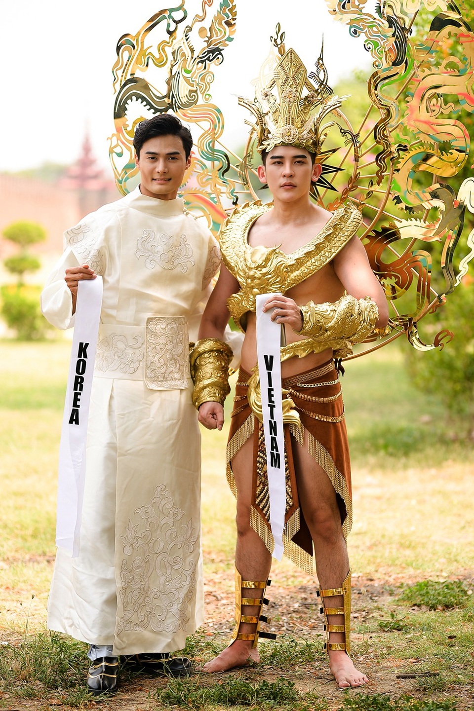 Minh Trung tự nhận mình yếu thế hơn các thí sinh Mr International 2018 - 6 Minh Trung cùng các thí sinh.