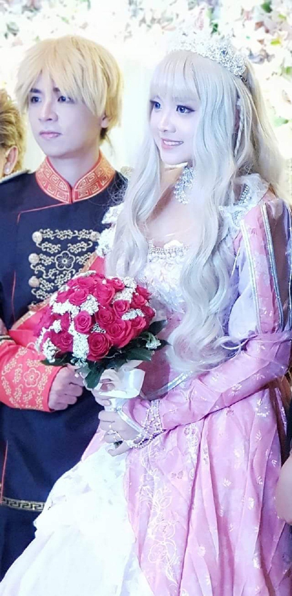Cô dâu chú rể Sài Gòn "hóa" công chúa hoàng tử trong ngày cưới - 1 Tường Vân và Thanh Hùng hóa trang thành công chúa hoàng tử trong đám cưới