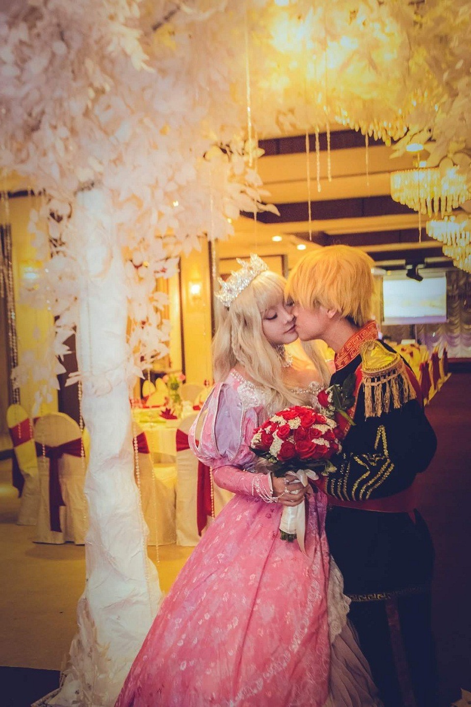 Cô dâu chú rể Sài Gòn "hóa" công chúa hoàng tử trong ngày cưới - 2 Cô dâu chú rể Sài Gòn "hóa" công chúa hoàng tử trong ngày cưới - 2