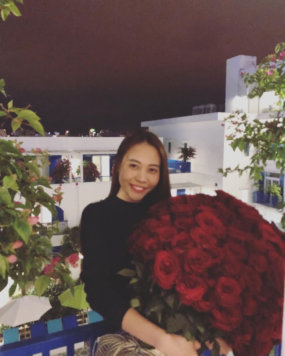 Không chỉ có nhiều nét tương đồng về phong cách, chuyện tình duyên của cả hai cũng đều gắn liền với những chàng đại gia, thiếu gia và được yêu chiều hết cỡ. Cả hai cùng khoe món quà là bó hoa hồng cỡ lớn được bạn trai tặng.