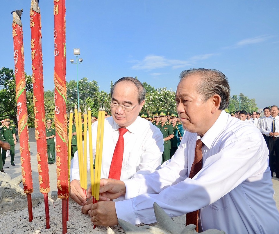 Phó Thủ tướng Thường trực Trương Hoà Bình và Bí thư Thành uỷ TPHCM Nguyễn Thiện Nhân dâng hương tưởng nhớ các anh hùng liệt sĩ