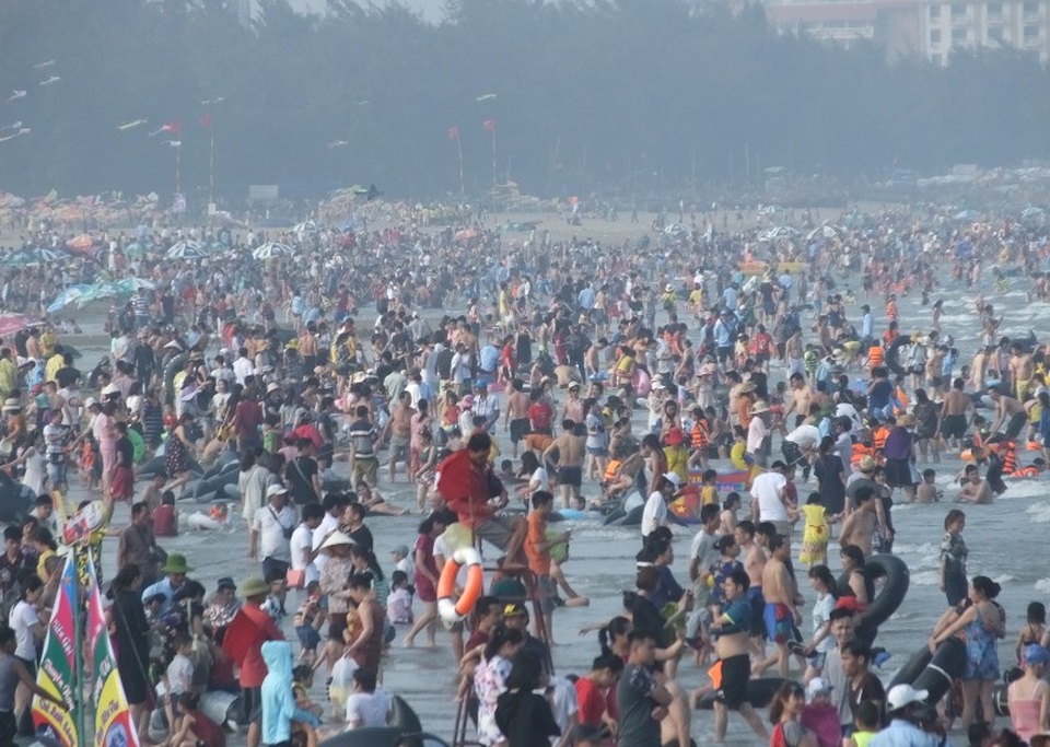 Biển người chen chúc trên các bãi tắm ở Sầm Sơn trong ngày đầu nghỉ lễ - 1 Ngay trong ngày đầu nghỉ lễ, bãi biển Sầm Sơn đã ken đặc người