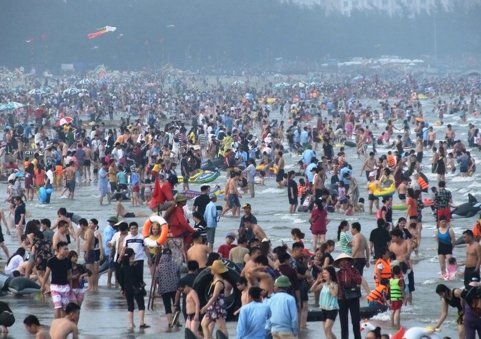 Biển người chen chúc trên các bãi tắm ở Sầm Sơn trong ngày đầu nghỉ lễ - 5 Hình ảnh quen thuộc trên các bãi tắm Sầm Sơn những năm gần đây