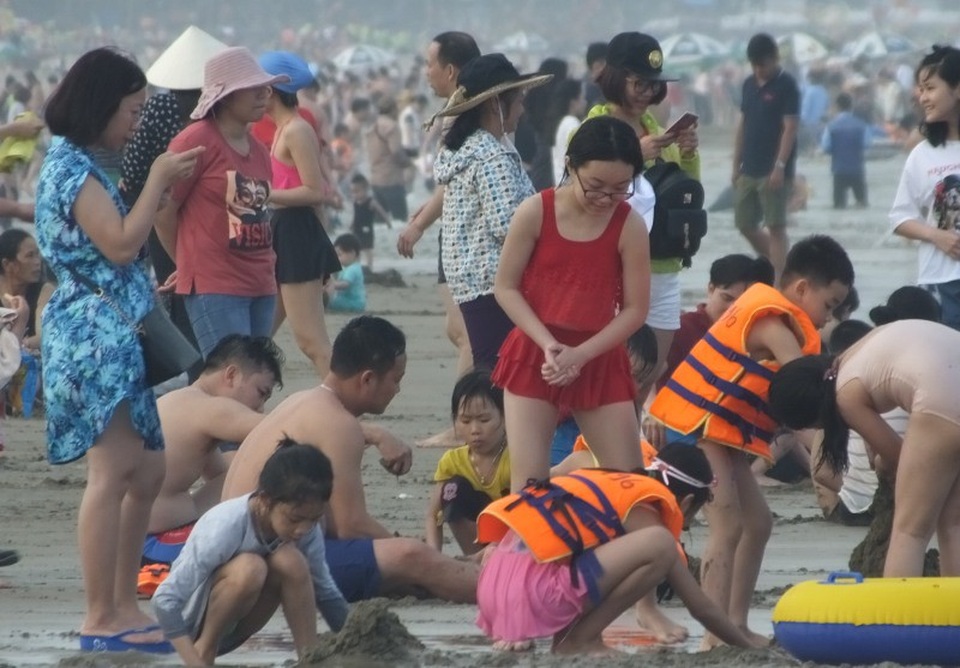 Biển người chen chúc trên các bãi tắm ở Sầm Sơn trong ngày đầu nghỉ lễ - 4 Trên các bãi tắm gần như không còn chỗ trống