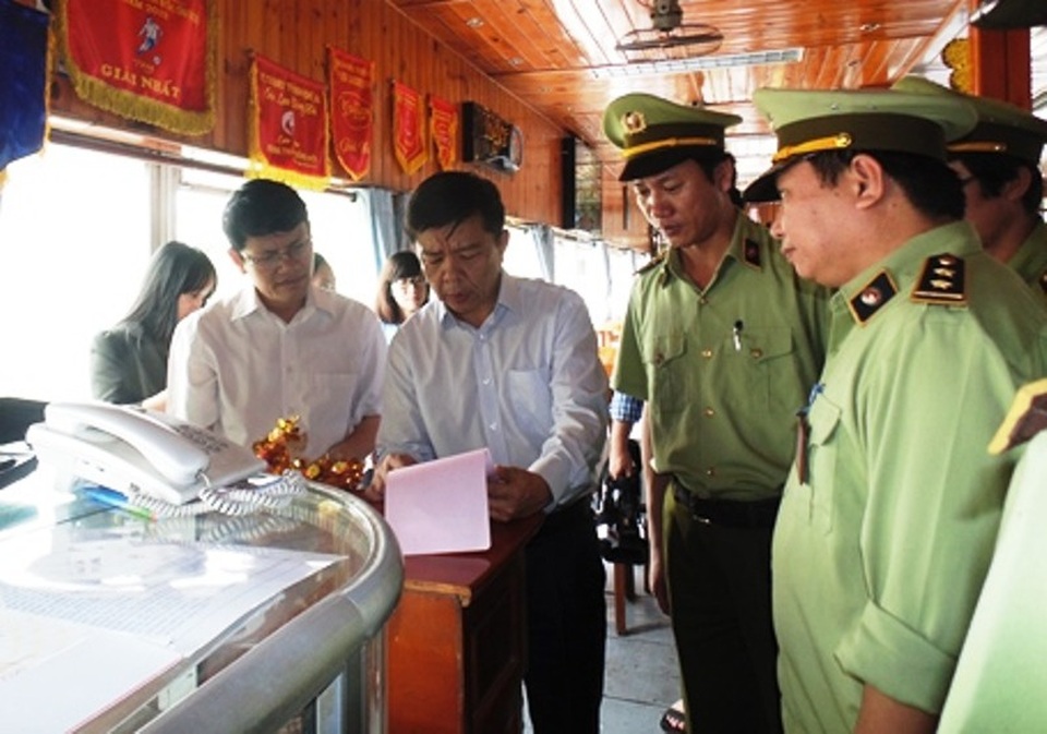 Chủ tịch tỉnh Quảng Bình chỉ đạo “nóng” vụ nhà hàng “chặt chém” du khách! - 1 Ông Nguyễn Hữu Hoài, Chủ tịch UBND tỉnh Quảng Bình trong một lần đi kiểm tra tình trạng niêm yết giá tại các nhà hàng, khách sạn