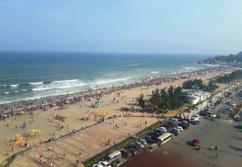 Biển người chen chúc trên các bãi tắm ở Sầm Sơn trong ngày đầu nghỉ lễ - 7 Năm 2017, có những thời điểm, bãi biển Sầm Sơn thất thủ do lượng du khách quá đông