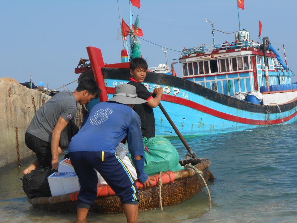 Thiếu trầm trọng lao động đi biển dù ứng trước ...cả trăm triệu đồng - 2
Trung bình mỗi tàu cá đánh bắt xa bờ cần ít nhất 10 lao động, tuy nhiên nhiều tàu cá chỉ tìm được khoảng 60% số lao động cần thiết