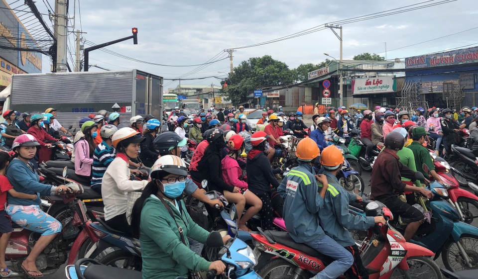 Xe máy tấp nập đổ về miền Tây, giao thông cửa ngõ Sài Gòn “nghẹt thở” - 5 Xe máy tấp nập đổ về miền Tây, giao thông cửa ngõ Sài Gòn “nghẹt thở” - 5