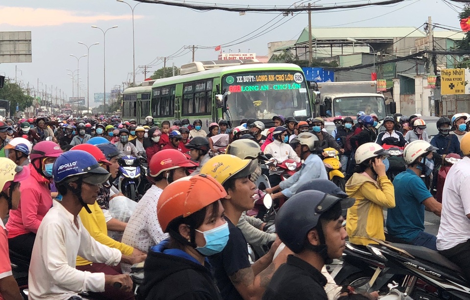 Xe máy tấp nập đổ về miền Tây, giao thông cửa ngõ Sài Gòn “nghẹt thở” - 4 Cảnh ùn ứ giao thông tại một nút giao trên QL1, đoạn qua địa bàn huyện Bình Chánh, TPHCM vào chiều 28/4.