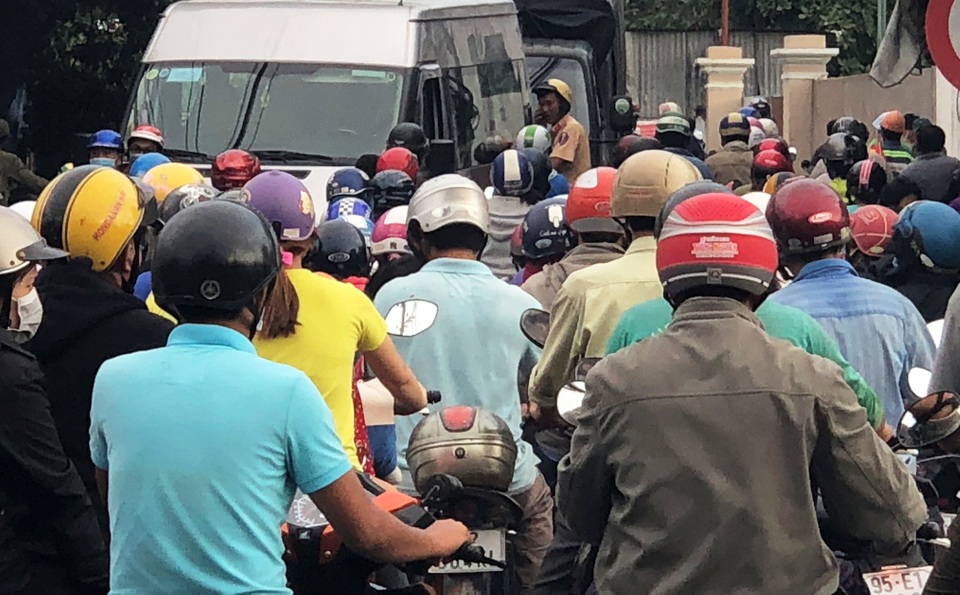 Xe máy tấp nập đổ về miền Tây, giao thông cửa ngõ Sài Gòn “nghẹt thở” - 7 Xe máy tấp nập đổ về miền Tây, giao thông cửa ngõ Sài Gòn “nghẹt thở” - 7