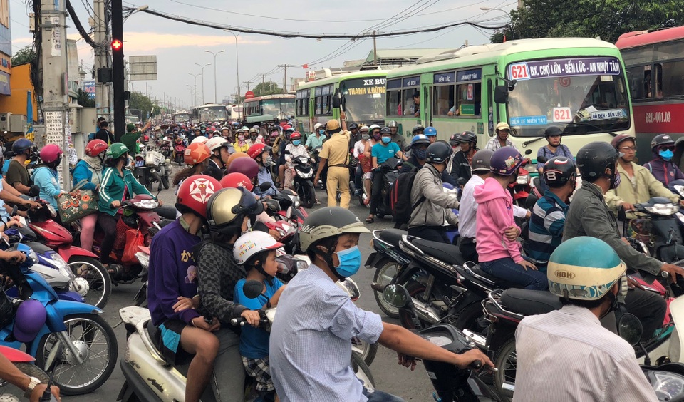 Xe máy tấp nập đổ về miền Tây, giao thông cửa ngõ Sài Gòn “nghẹt thở” - 6 
Lực lượng CSGT được tăng cường tối đa điều tiết, giải tỏa giao thông để người dân được thuận lợi trong việc đi lại.