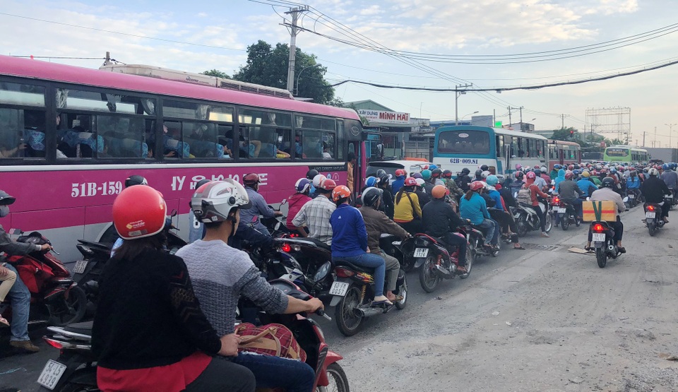 Xe máy tấp nập đổ về miền Tây, giao thông cửa ngõ Sài Gòn “nghẹt thở” - 3 
Thời tiết mát mẻ khiến nhiều người quyết định về quê bằng xe máy.