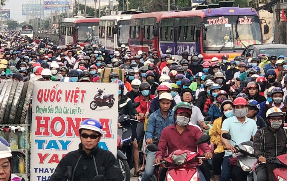 Xe máy tấp nập đổ về miền Tây, giao thông cửa ngõ Sài Gòn “nghẹt thở” - 1 
Hàng vạn người đi xe máy về quê ở các tỉnh miền Tây nghỉ lễ.