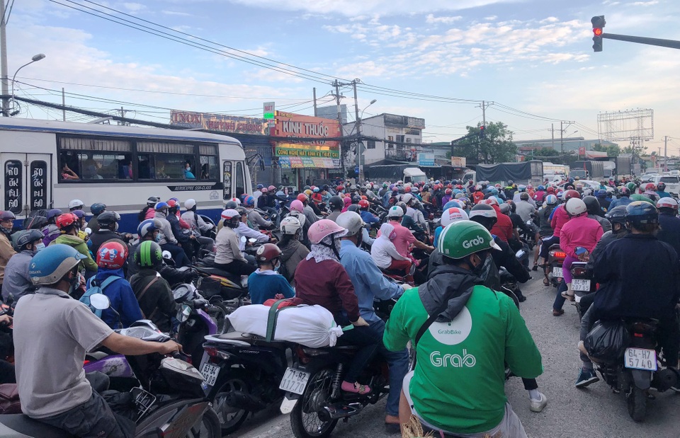 Xe máy tấp nập đổ về miền Tây, giao thông cửa ngõ Sài Gòn “nghẹt thở” - 2 
Đa số xe máy mang biển số các tỉnh miền Tây với hành lý lỉnh kỉnh chất đầy xe...