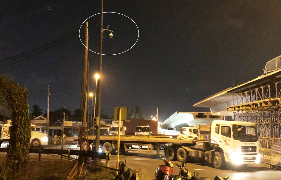 Người đàn ông tử vong cạnh xe máy, nghi bị xe tông - 3 Tại khu vực xảy ra tai nạn có hệ thống camera giám sát giao thông. Lực lượng công an đã trích xuất để ghi nhận vụ việc, truy bắt tài xế liên quan.
