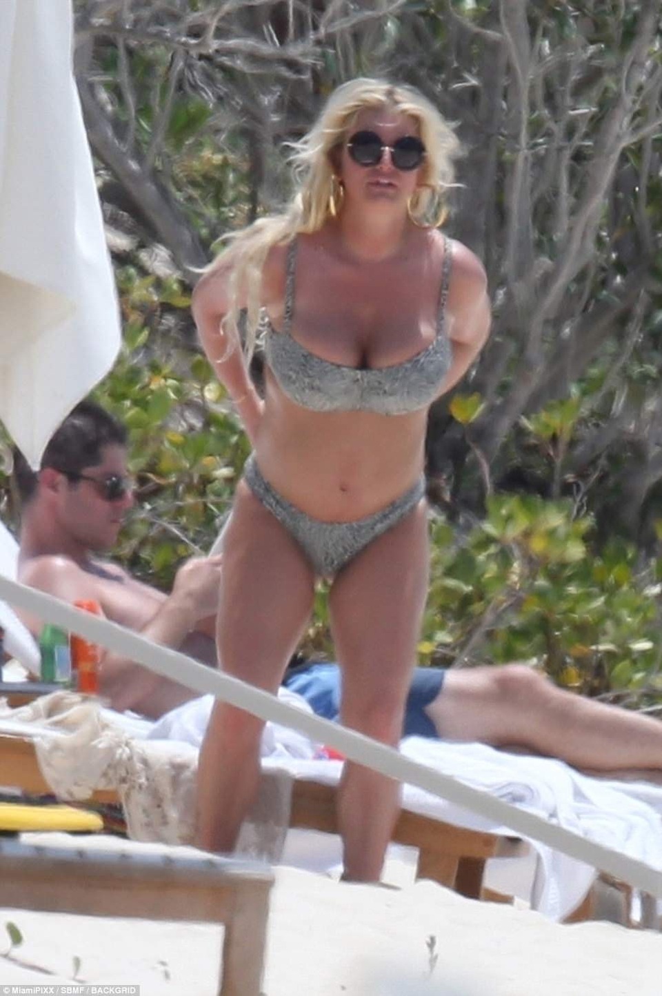 Jessica Simpson khoe dáng nảy nở - 1
Jessica Simpson gợi cảm với áo tắm trên bãi biển Bahamas ngày 27/4 vừa qua