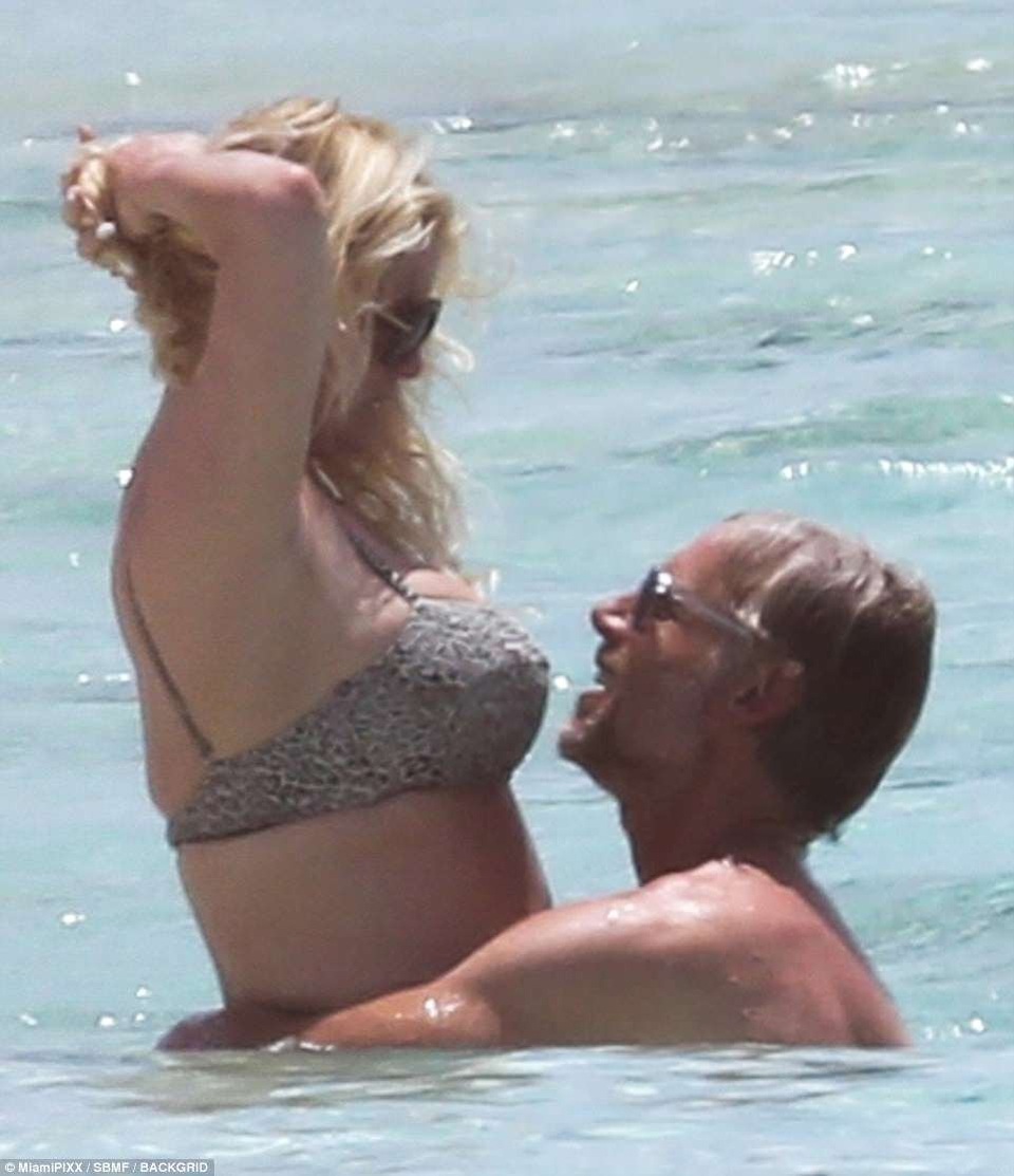 Jessica Simpson khoe dáng nảy nở - 2
Nữ ca sỹ tóc vàng đi nghỉ tại đây cùng chồng Eric Johnson