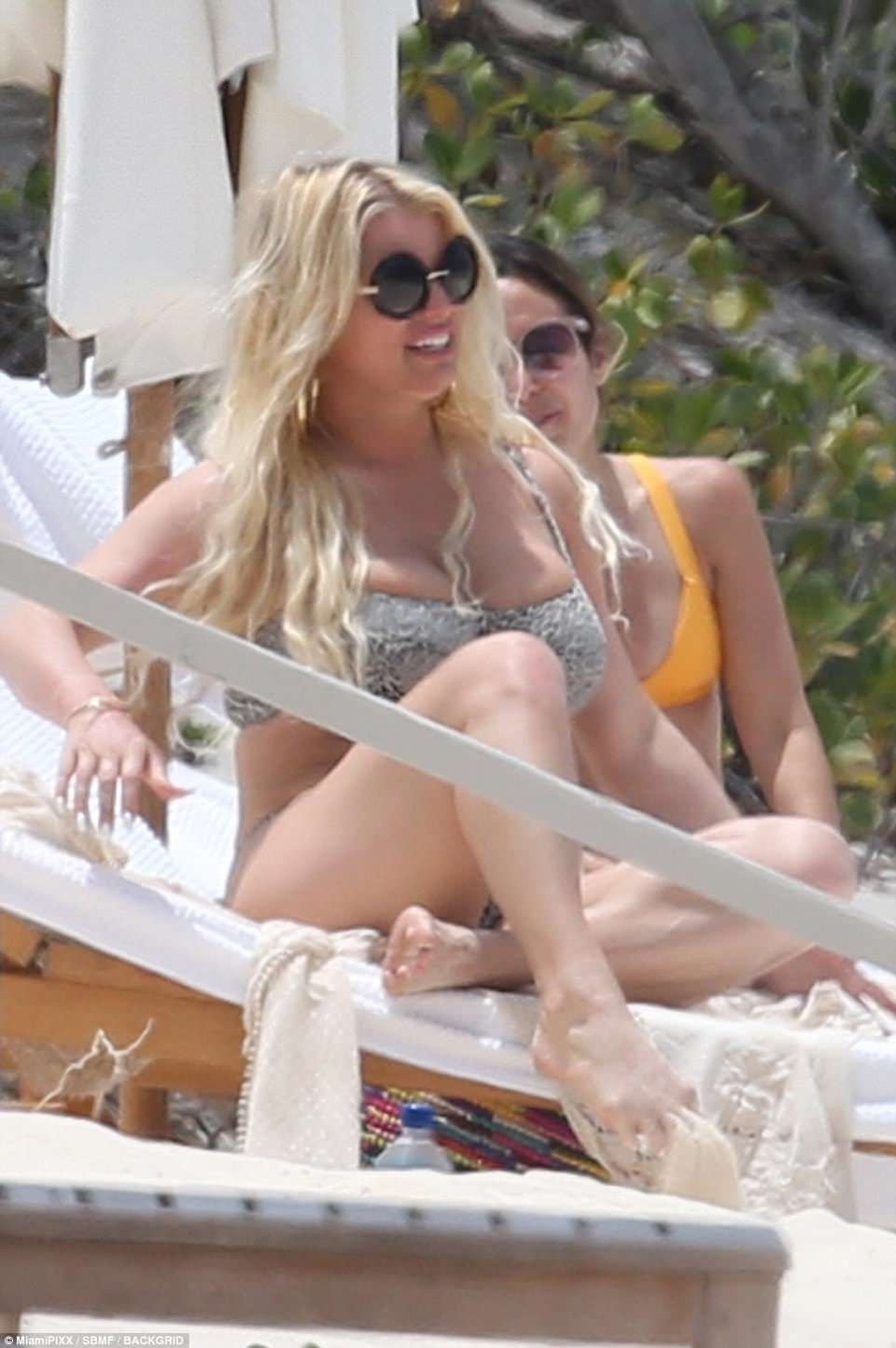 Jessica Simpson khoe dáng nảy nở - 5
Cô dành thời gian chăm sóc gia đình và con cái