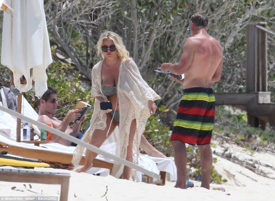 Jessica Simpson khoe dáng nảy nở - 7
Ngôi sao 38 tuổi dồn sức cho việc kinh doanh thời trang