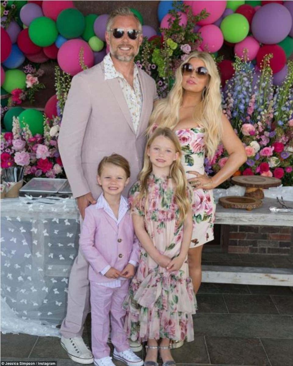 Jessica Simpson khoe dáng nảy nở - 9
Nữ ca sỹ xinh đẹp đã rút lui khỏi làng giải trí và hài lòng với cuộc sống bình yên.