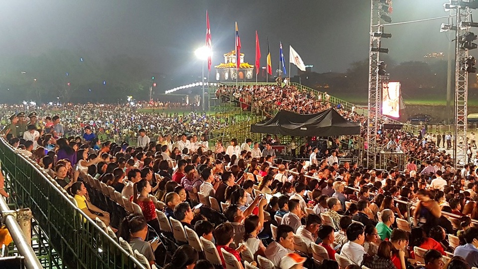 Pháo hoa rực rỡ trong đêm khai mạc Festival Huế 2018 - 3 Hơn 2 vạn khán giả đến xem đêm khai mạc