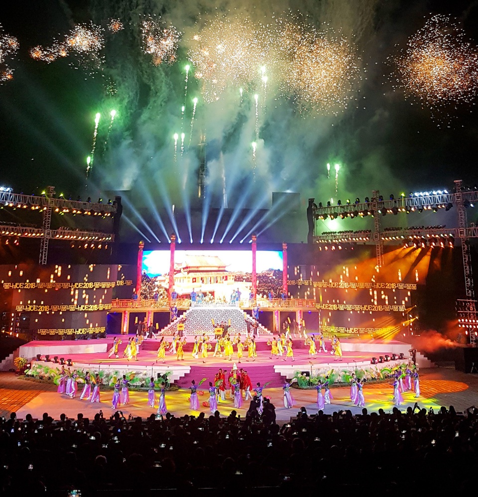 Pháo hoa rực rỡ trong đêm khai mạc Festival Huế 2018 - 6 Những sắc màu lung linh của đêm khai mạc Festival Huế 2018