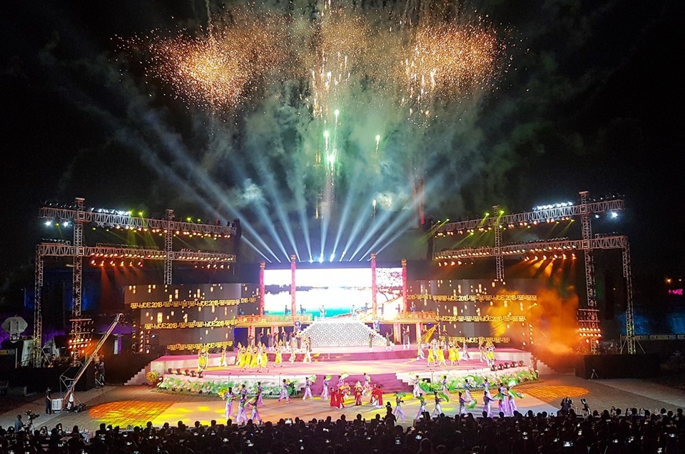 Pháo hoa rực rỡ trong đêm khai mạc Festival Huế 2018 - 1 Pháo hoa bừng sáng quảng trường Ngọ Môn - Huế tối 27/4