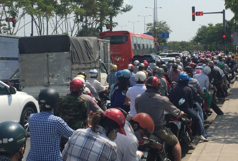 Xe máy tấp nập đổ về miền Tây, giao thông cửa ngõ Sài Gòn “nghẹt thở” - 10 Đại lộ Mai Chí Thọ vốn rộng thênh thang với hàng chục làn xe nhưng cũng bị kẹt cứng trong ngày 28/4.