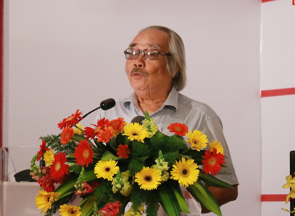 “Một thế kỷ hình thành, phát triển của nghệ thuật cải lương...” - 6
Phát biểu tại hội thảo, NSƯT Trần Minh Ngọc cũng cho rằng chính sự chạy theo thời đại của các nghệ sĩ cũng gây khó khăn cho việc phát triển nghệ thuật vì không có thời gian tập luyện. Ngoài ra, ông còn đề xuất thêm việc nên đào tạo lý thuyết về nghệ thuật ở bậc trung học, đến khi bước vào chuyên ngành là thời điểm thực hiện và phát huy tài lực để tạo nên những người tài năng, tinh hoa nghệ thuật thật sự tinh túy.