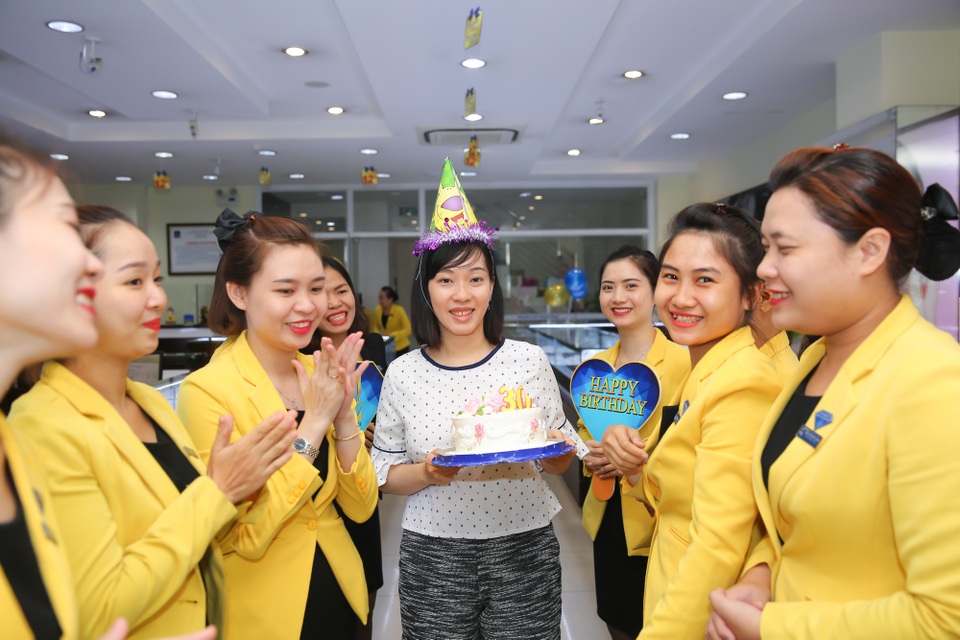 Cùng ngày sinh nhật với PNJ, khách hàng ngạc nhiên trước món quà bất ngờ - 2 Cùng ngày sinh nhật với PNJ, khách hàng ngạc nhiên trước món quà bất ngờ - 2