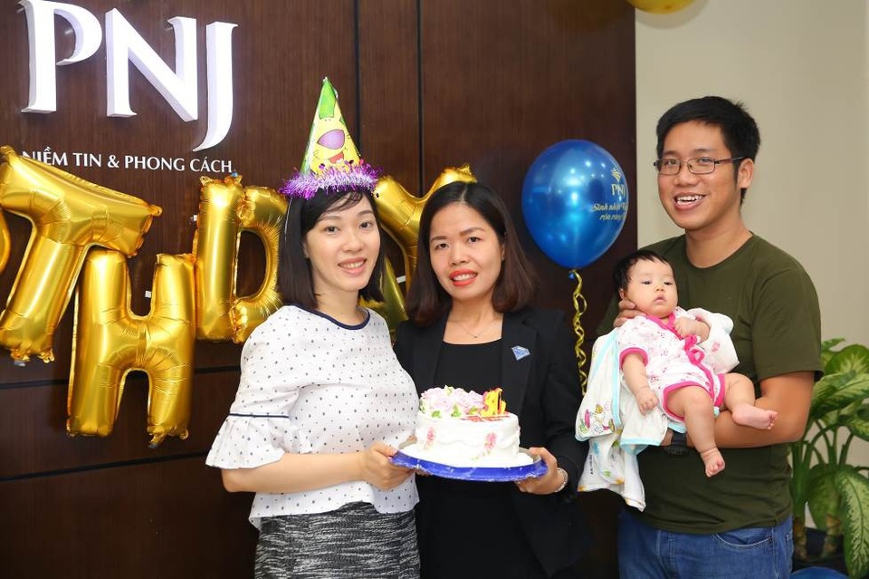 Cùng ngày sinh nhật với PNJ, khách hàng ngạc nhiên trước món quà bất ngờ - 5
Chị L.Q Hoa (Gò Vấp) cùng gia đình hạnh phúc đón nhận bữa tiệc thân mật do PNJ tổ chức
