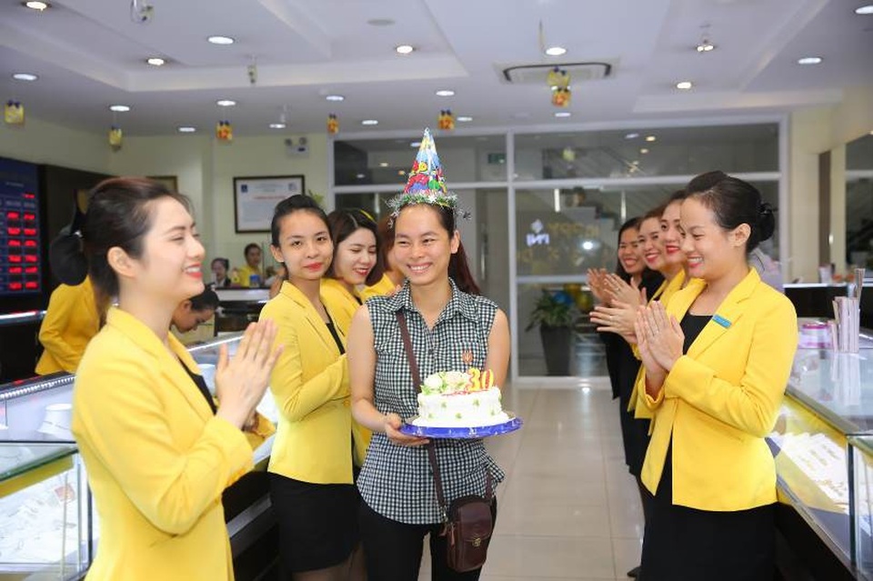 Cùng ngày sinh nhật với PNJ, khách hàng ngạc nhiên trước món quà bất ngờ - 6
Nhân viên PNJ hát mừng sinh nhật khách hàng