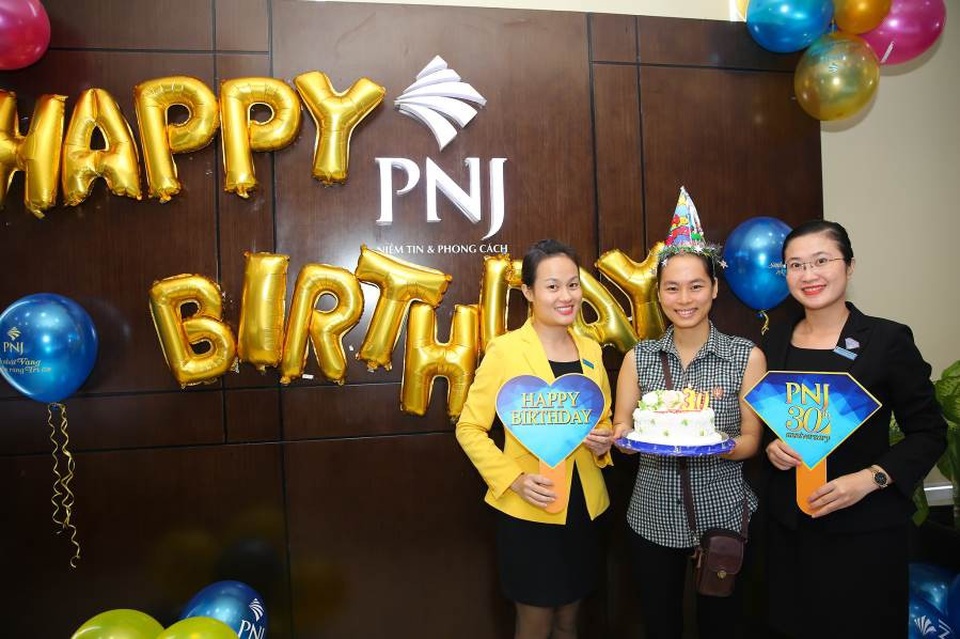 Cùng ngày sinh nhật với PNJ, khách hàng ngạc nhiên trước món quà bất ngờ - 7
Chị N.T.Hằng (Tân Bình) hôm nay cũng không khỏi bất ngờ cùng tiệc sinh nhật và quà tặng mà PNJ dành riêng tặng mình.
